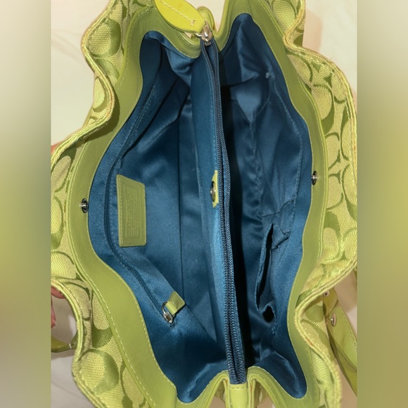 COACH medium size shoulder bag Chartreuse/Blue - Picture 6 of 12